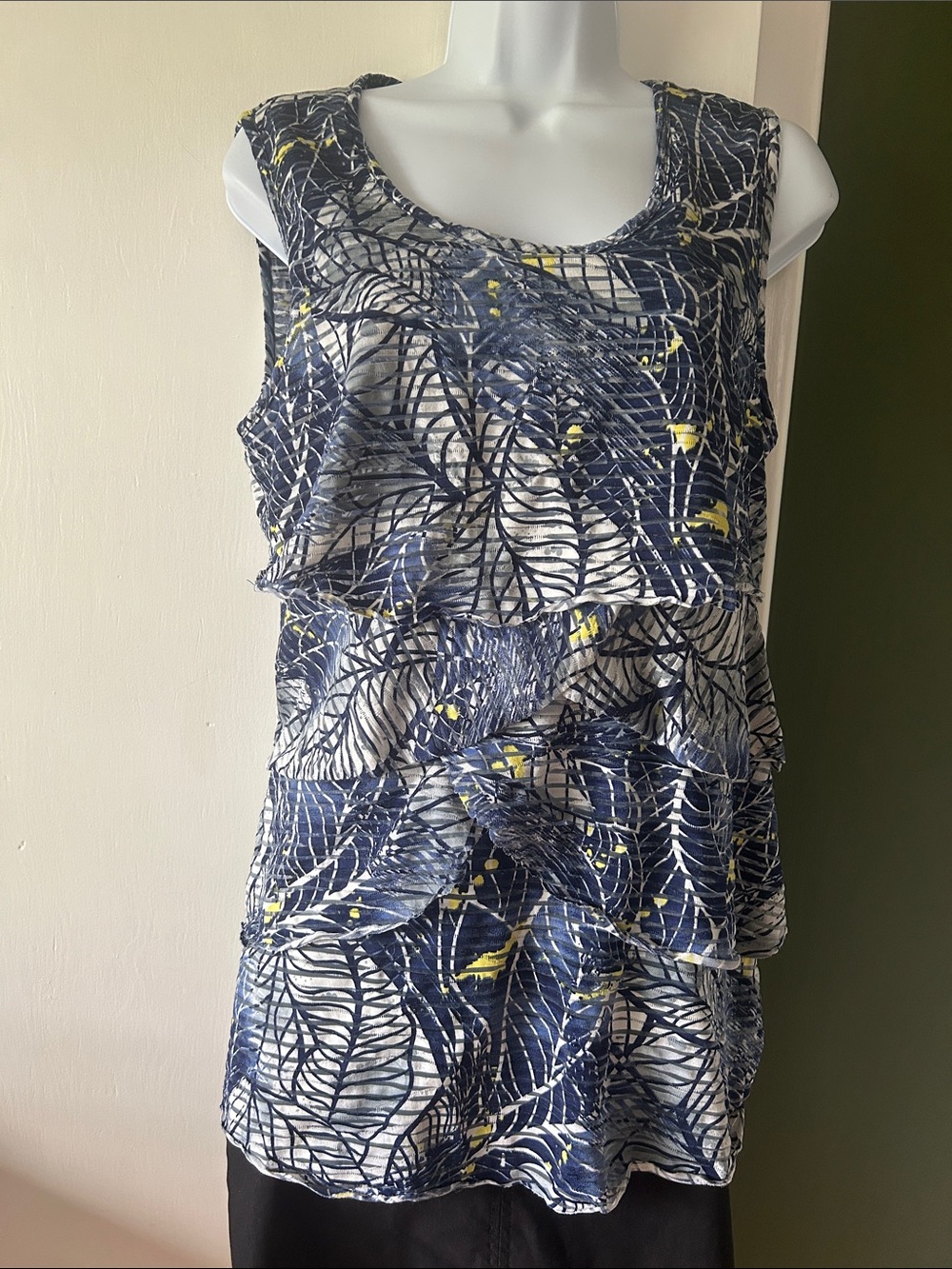 Clientele - Tiered Sleeveless Top with Abstract Leaf / Branch Print